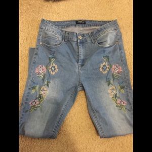 FASHION NOVA ANKLE DISTRESSED JEANS